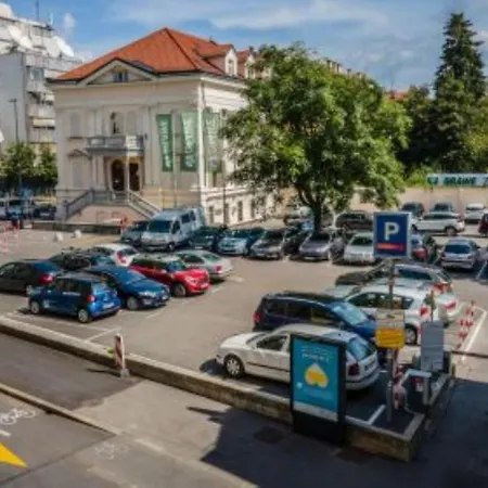 Cross Street 4 Πανσιόν