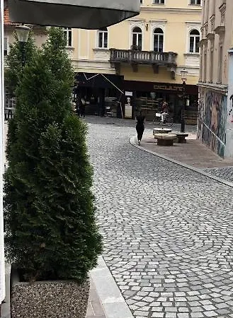 Cross Street 4 Πανσιόν