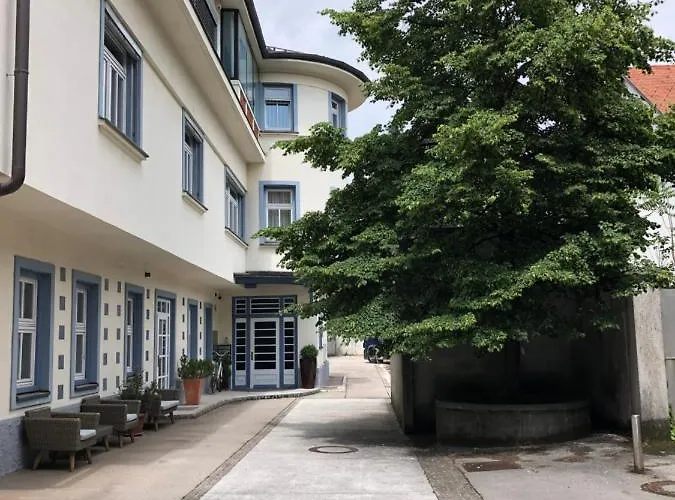 Cross Street 4 3* Ljubljana