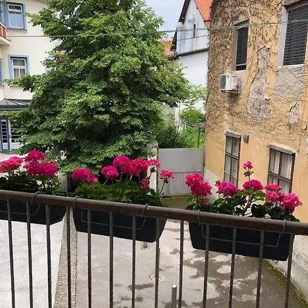 Cross Street 4 Pensjonat 3*